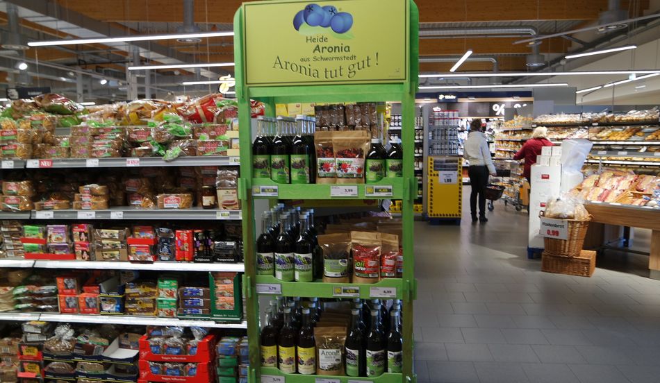 Aroniasaft im Supermarkt Aroniasaft im Supermarkt