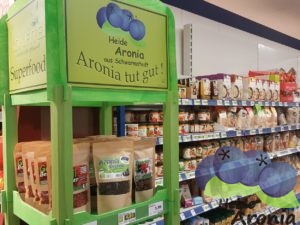 Aroniasaft im Supermarkt Aroniasaft im Supermarkt